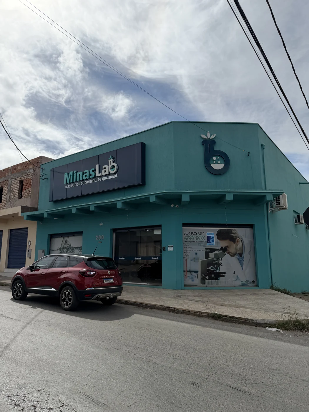 Sede da MinasLab em Montes Claros, com a identidade verde do laboratório